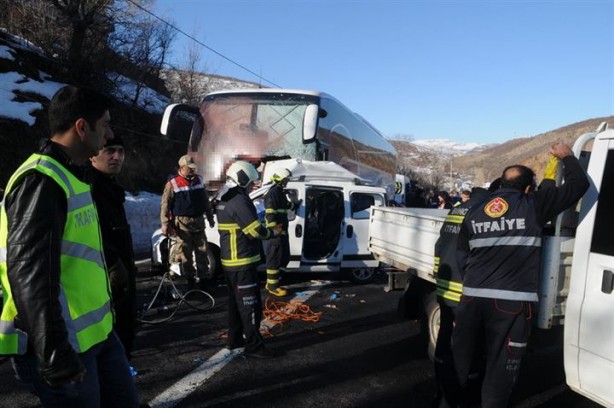 Foto - Yolcu otobüsü ticari araçla çarpıştı: 4 ölü, 7 yaralı