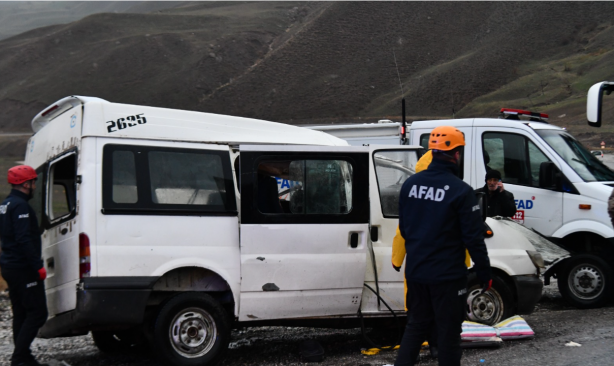 Foto - Yolcu otobüsü, TIR ve minibüsle çarpıştı: Ölüler ve yaralılar var