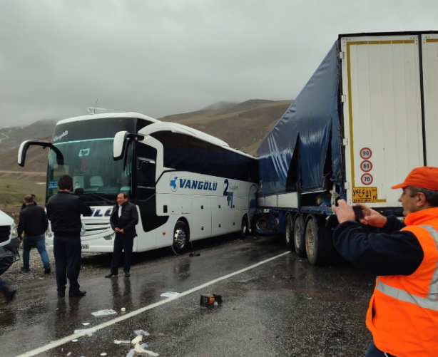Foto - Yolcu otobüsü, TIR ve minibüsle çarpıştı: Ölüler ve yaralılar var