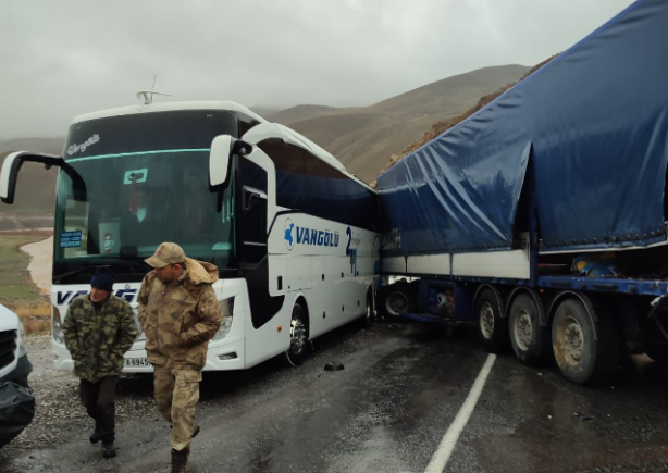 Foto - Yolcu otobüsü, TIR ve minibüsle çarpıştı: Ölüler ve yaralılar var