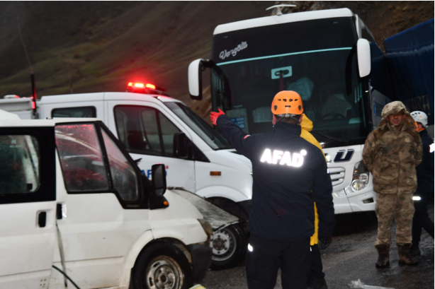 Yolcu otobüsü, TIR ve minibüsle çarpıştı: Ölüler ve yaralılar var