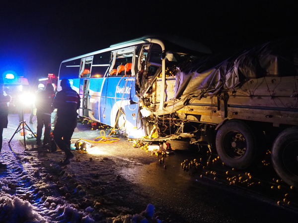 Foto - Yolcu otobüsü TIR'a çarptı! Ölü ve çok sayıda yaralı var