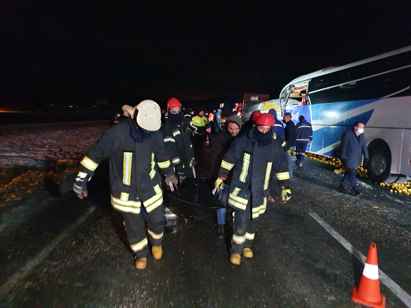Yolcu otobüsü TIR'a çarptı! Ölü ve çok sayıda yaralı var