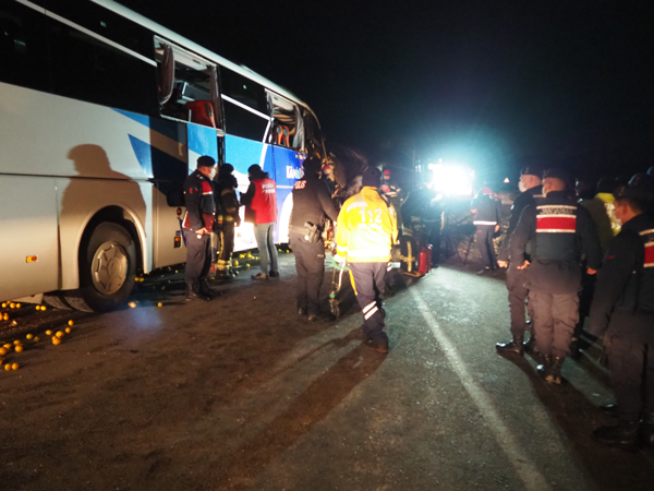 Foto - Yolcu otobüsü TIR'a çarptı! Ölü ve çok sayıda yaralı var