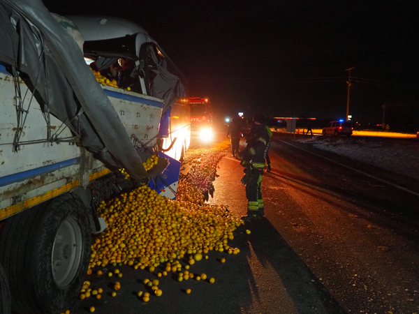 Foto - Yolcu otobüsü TIR'a çarptı! Ölü ve çok sayıda yaralı var
