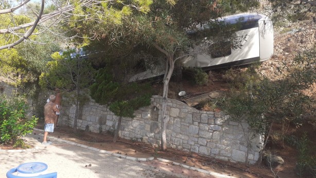 Foto - Yolcu otobüsü uçuruma yuvarlandı