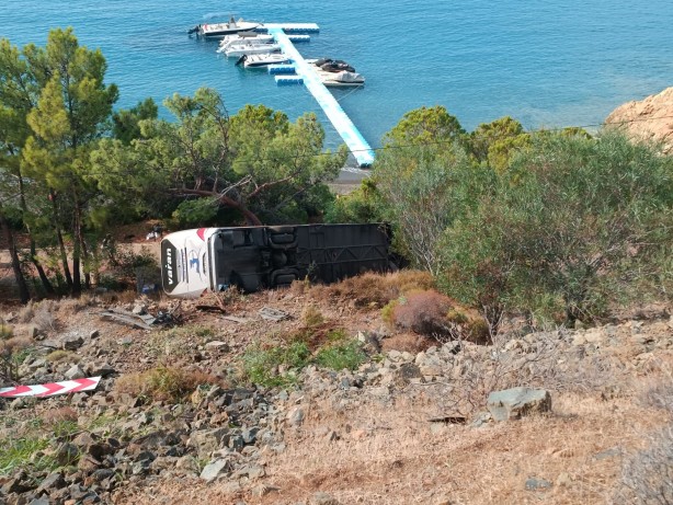 Yolcu otobüsü uçuruma yuvarlandı