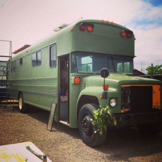 Foto - Yolcu otobüsünü eve dönüştürdü