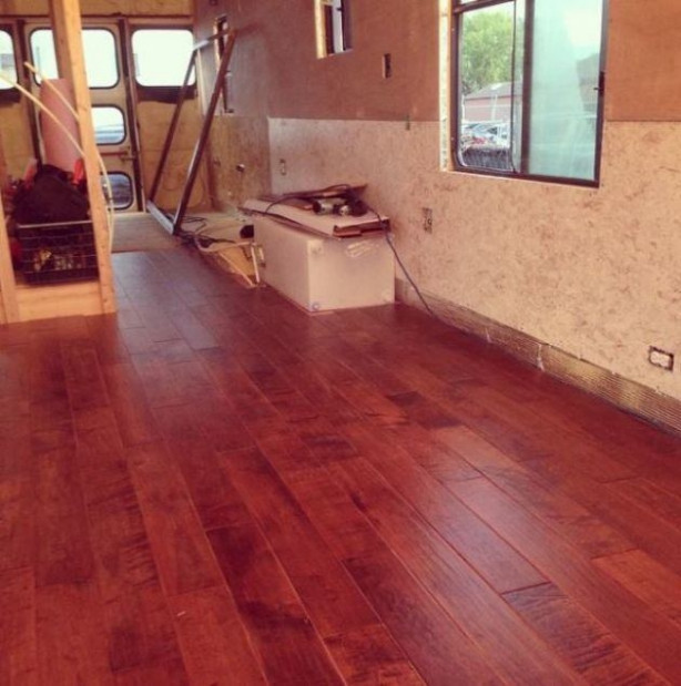 Foto - Yolcu otobüsünü eve dönüştürdü