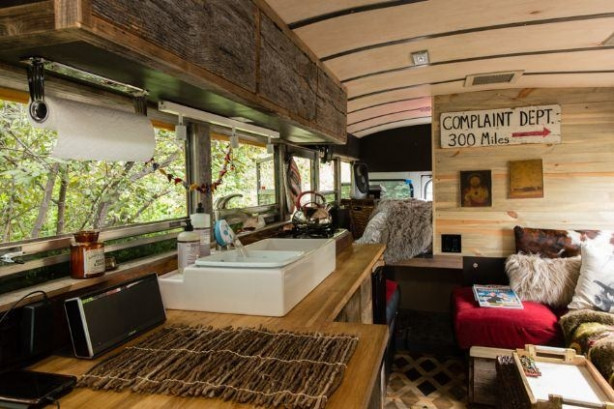 Foto - Yolcu otobüsünü eve dönüştürdü