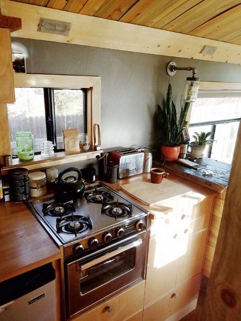 Foto - Yolcu otobüsünü eve dönüştürdü