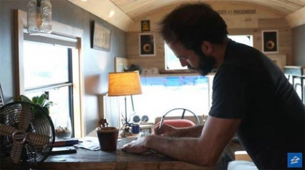 Foto - Yolcu otobüsünü eve dönüştürdü