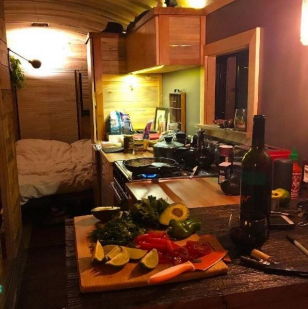 Foto - Yolcu otobüsünü eve dönüştürdü