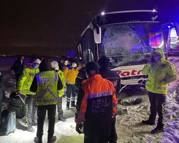 Yolcu otobüsünün şarampole düştüğü kazada 4 kişi yaralandı