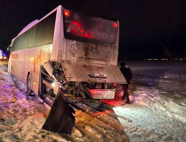 Foto - Yolcu otobüsünün şarampole düştüğü kazada 4 kişi yaralandı