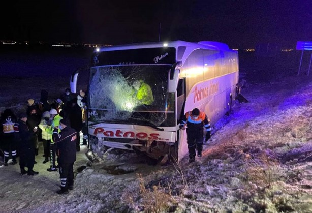 Foto - Yolcu otobüsünün şarampole düştüğü kazada 4 kişi yaralandı