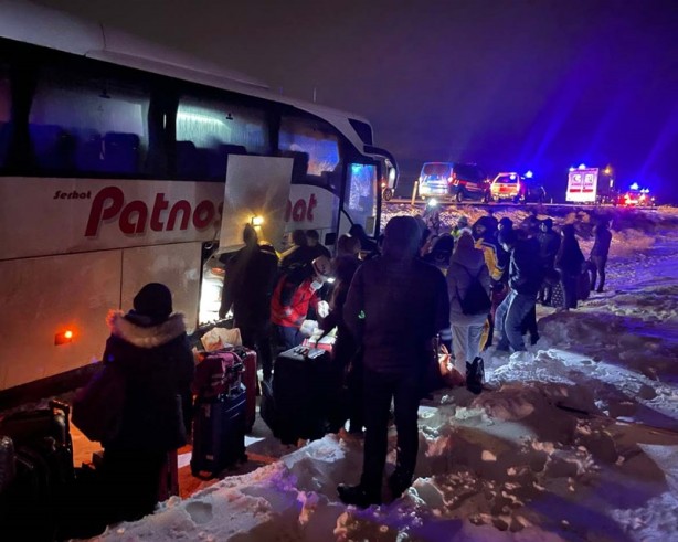 Foto - Yolcu otobüsünün şarampole düştüğü kazada 4 kişi yaralandı