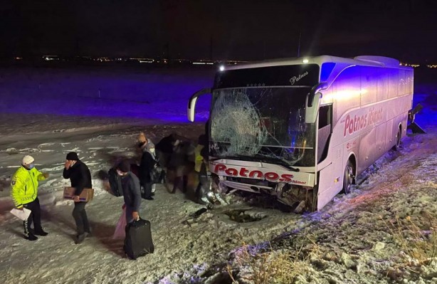 Foto - Yolcu otobüsünün şarampole düştüğü kazada 4 kişi yaralandı