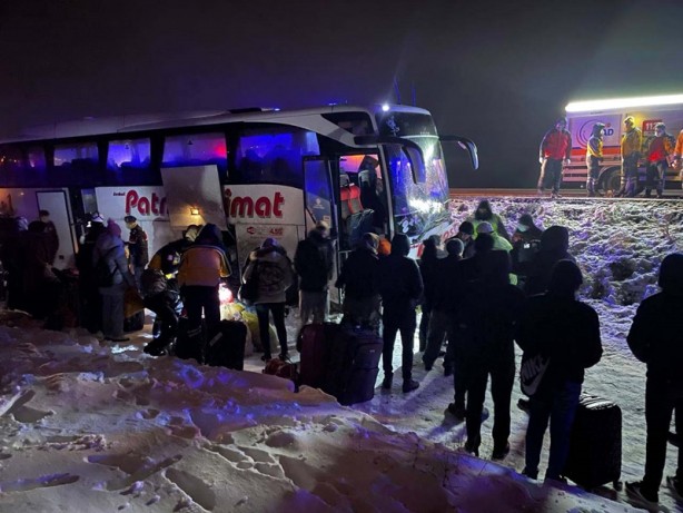 Foto - Yolcu otobüsünün şarampole düştüğü kazada 4 kişi yaralandı