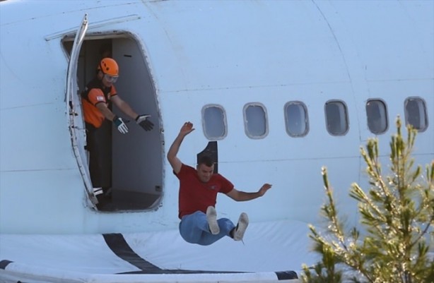 Foto - Yolcuyu uçaktan attılar!