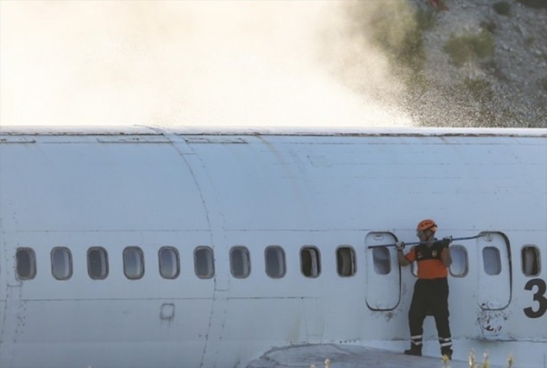 Foto - Yolcuyu uçaktan attılar!