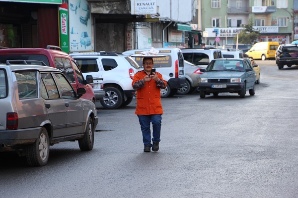 Foto - Yolda görenler şaşkına dönüyor! Kafasında tepsiyle bakın ne yapıyor
