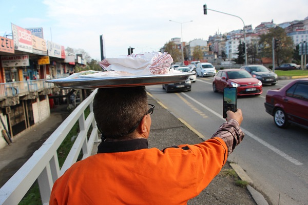 Foto - Yolda görenler şaşkına dönüyor! Kafasında tepsiyle bakın ne yapıyor