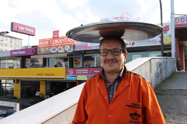 Foto - Yolda görenler şaşkına dönüyor! Kafasında tepsiyle bakın ne yapıyor