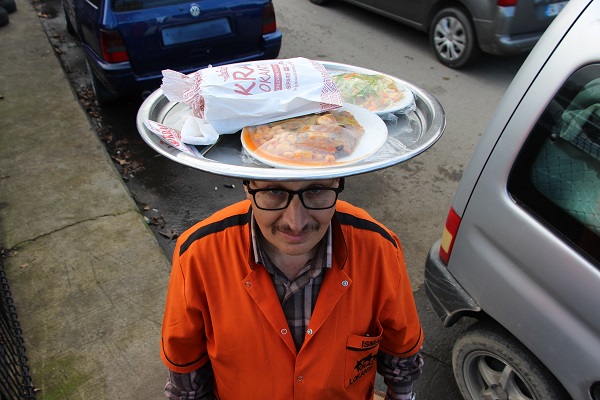 Foto - Yolda görenler şaşkına dönüyor! Kafasında tepsiyle bakın ne yapıyor