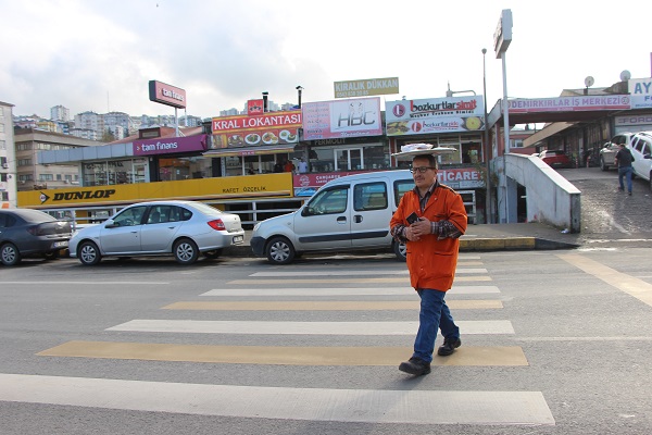 Foto - Yolda görenler şaşkına dönüyor! Kafasında tepsiyle bakın ne yapıyor