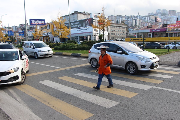 Foto - Yolda görenler şaşkına dönüyor! Kafasında tepsiyle bakın ne yapıyor