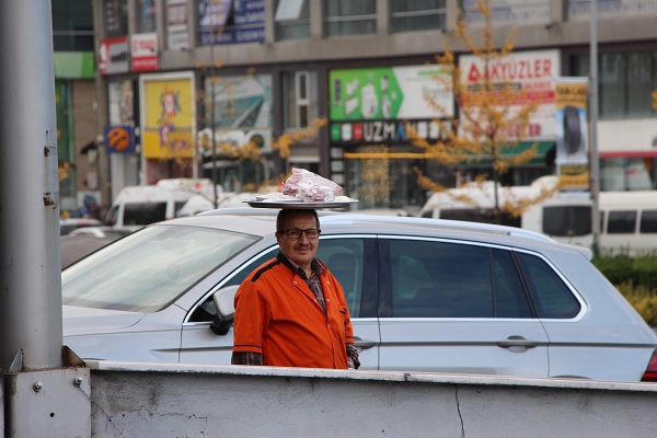 Foto - Yolda görenler şaşkına dönüyor! Kafasında tepsiyle bakın ne yapıyor