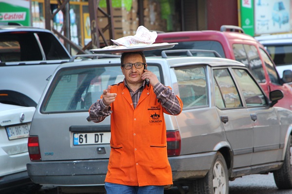Foto - Yolda görenler şaşkına dönüyor! Kafasında tepsiyle bakın ne yapıyor