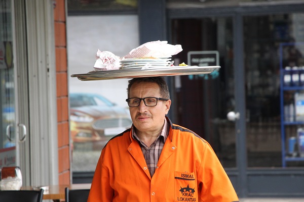 Foto - Yolda görenler şaşkına dönüyor! Kafasında tepsiyle bakın ne yapıyor