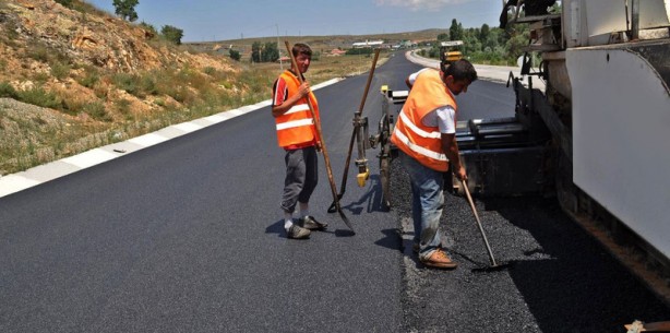 Foto - Yolda kazı yapan işçilerin kazmasına takıldı! Gördüklerinde gözleri retinaya kadar açıldı! Şok eden gelişme
