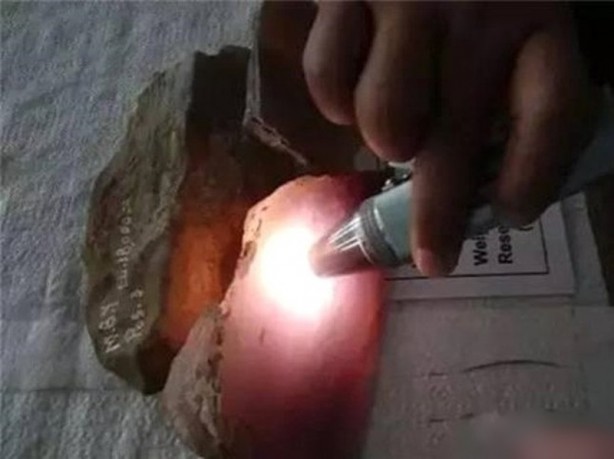 Foto - Yolda yürürken bulduğu taşın içinden resmen servet çıktı