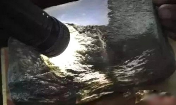 Foto - Yolda yürürken bulduğu taşın içinden resmen servet çıktı