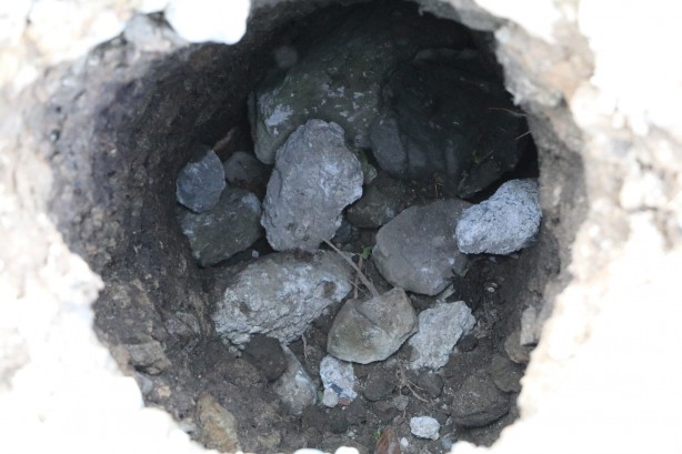 Foto - Yoldaki deliği görünce şoke oldular! Meğerse...