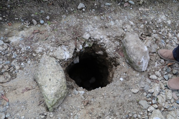 Yoldaki deliği görünce şoke oldular! Meğerse...