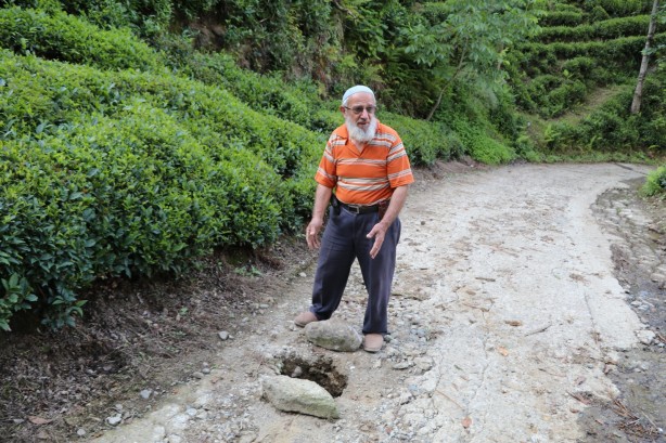 Foto - Yoldaki deliği görünce şoke oldular! Meğerse...