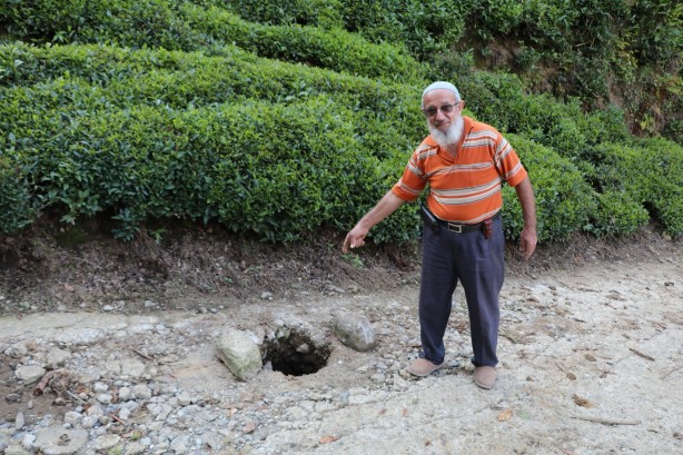 Foto - Yoldaki deliği görünce şoke oldular! Meğerse...