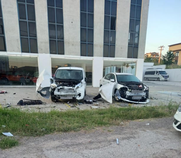Foto - Yoldan çıkan kamyon 2 sıfır aracı pert etti