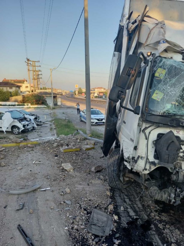 Foto - Yoldan çıkan kamyon 2 sıfır aracı pert etti