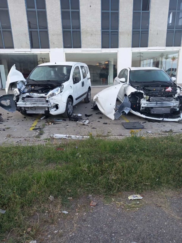 Foto - Yoldan çıkan kamyon 2 sıfır aracı pert etti