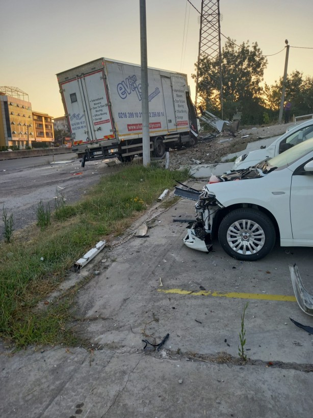 Foto - Yoldan çıkan kamyon 2 sıfır aracı pert etti