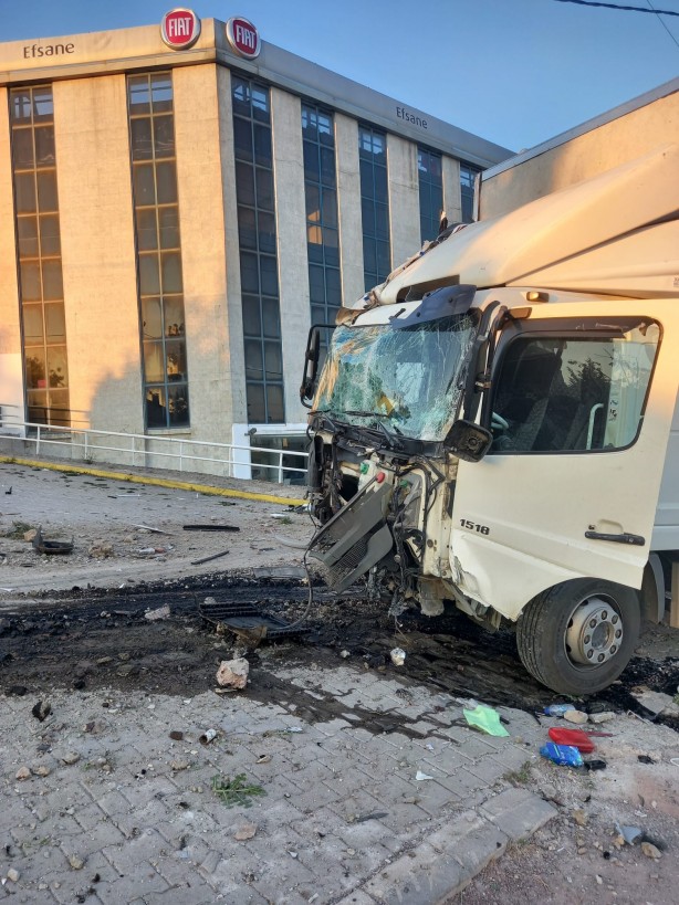 Foto - Yoldan çıkan kamyon 2 sıfır aracı pert etti