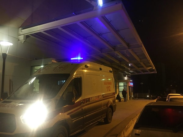 Foto - Yoldan çıkan otomobil ağaca çarptı: Yaralılar var