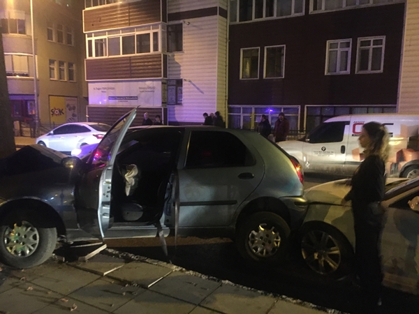 Foto - Yoldan çıkan otomobil ağaca çarptı: Yaralılar var