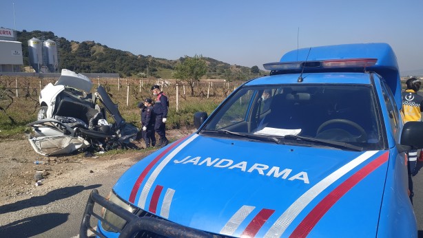 Foto - Yoldan çıkan otomobil menfeze çarptı! Otomobil paramparça oldu