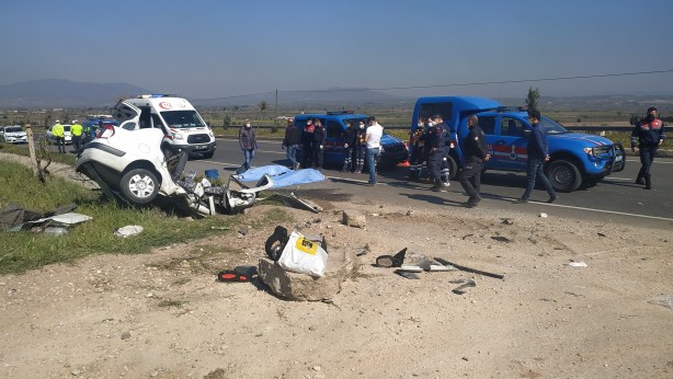 Yoldan çıkan otomobil menfeze çarptı! Otomobil paramparça oldu